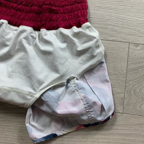 Lululemon Tracker Short II *4-way Stretch
Inky Floral Ghost Inkwell Bumble Berry - Picture 10 of 14